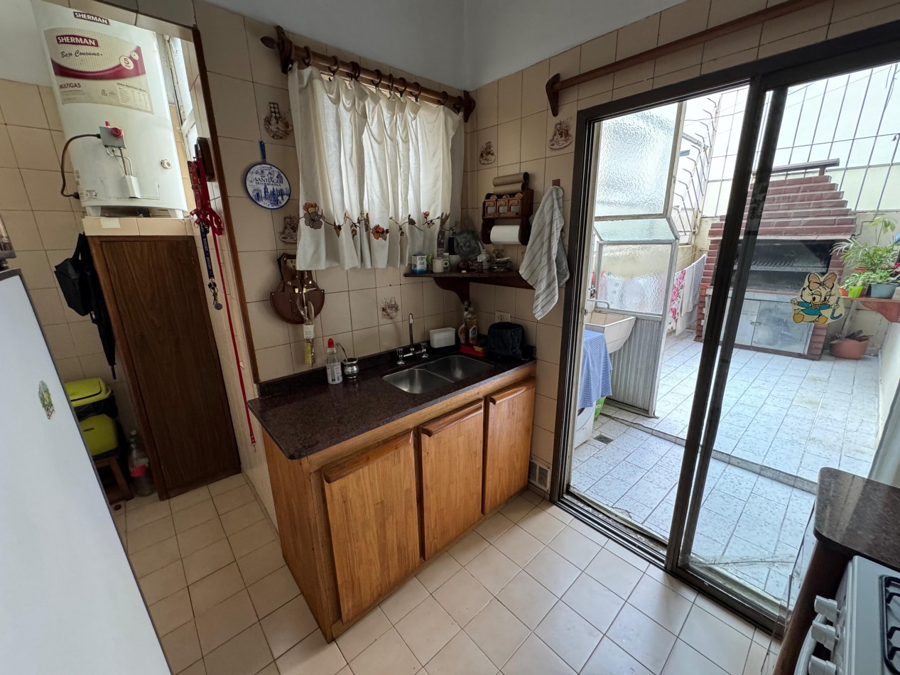  3 AMBIENTES CON DEPENDENCIA,PATIO Y BALCON A LA CALLE