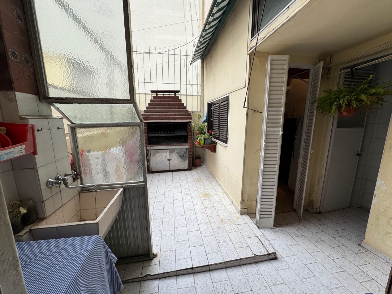  3 AMBIENTES CON DEPENDENCIA,PATIO Y BALCON A LA CALLE