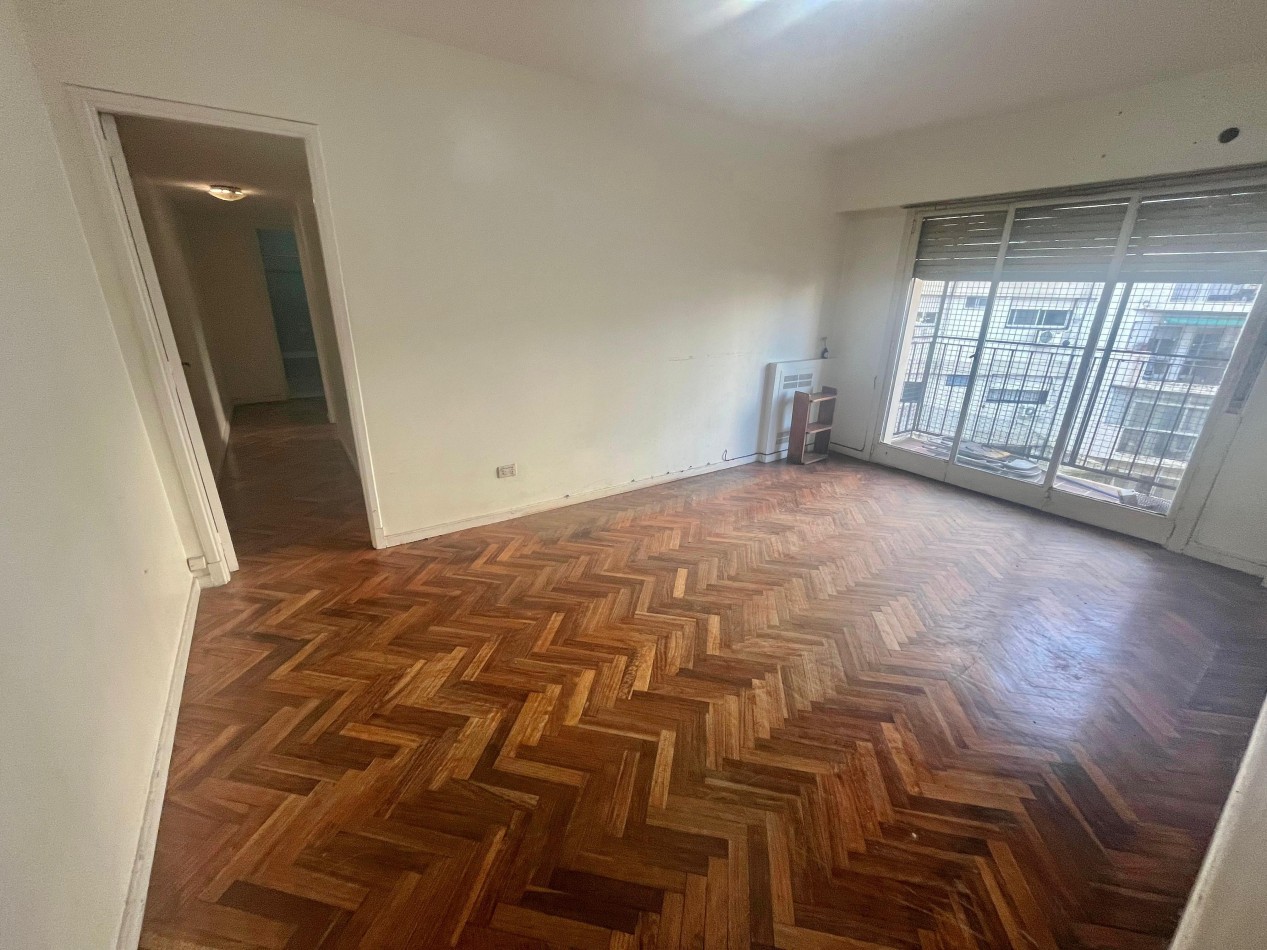 OPORTUNIDAD 3 AMBIENTES PARA RECICLAR CON BALCON EXCELENTE UBICACION