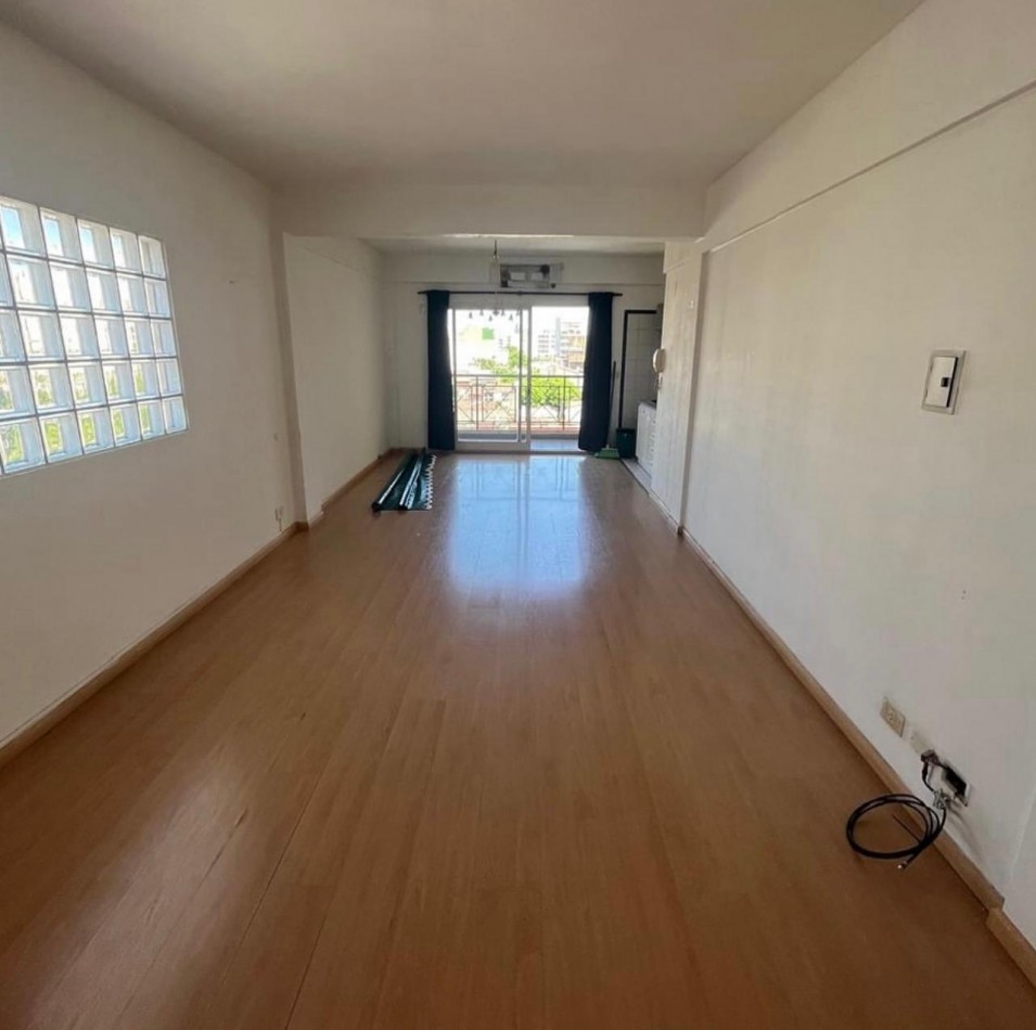HERMOSO 2 AMBIENTES CON BALCON Y COCHERA