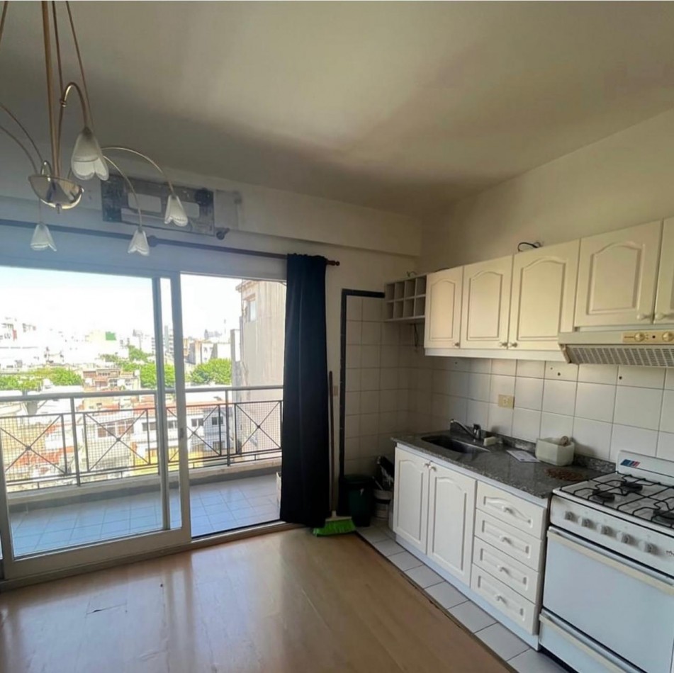 HERMOSO 2 AMBIENTES CON BALCON Y COCHERA