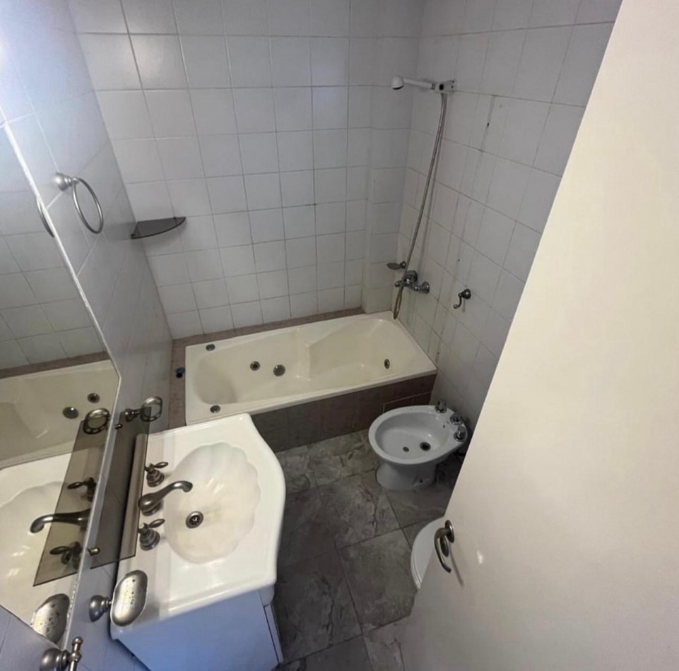 HERMOSO 2 AMBIENTES CON BALCON Y COCHERA