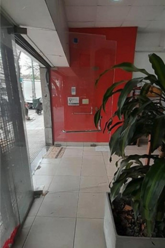 LOCAL COMERCIAL A LA CALLE PLANTA BAJA Y PRIMER PISO
