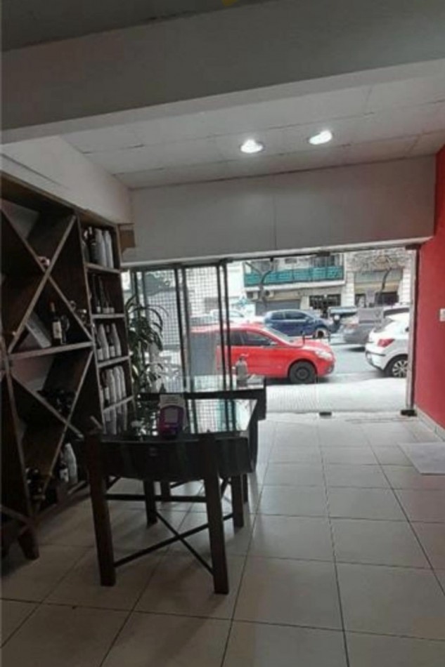 LOCAL COMERCIAL A LA CALLE PLANTA BAJA Y PRIMER PISO