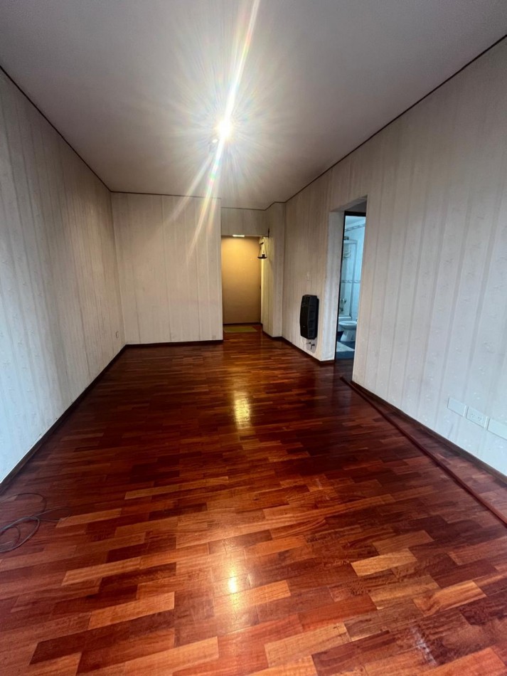 2 AMBIENTES CON BALCON ESQUINA AV SAN JUAN 