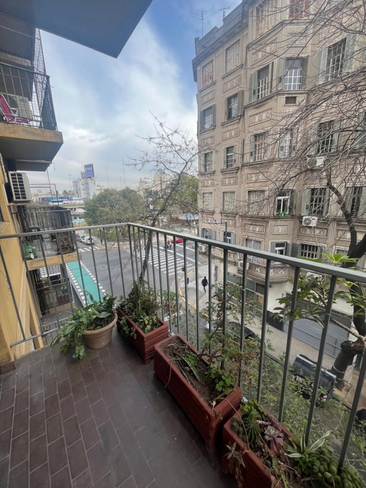 2 AMBIENTES CON BALCON ESQUINA AV SAN JUAN 