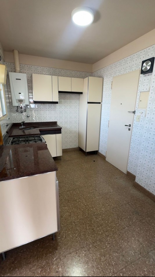 3 AMBIENTES EXCELENTE ESTADO BALCON Y LAVADERO, A METROS DE AV. MARTIN GARCIA