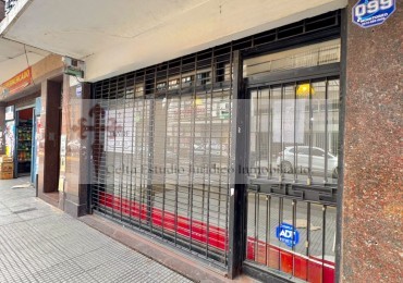 LOCAL COMERCIAL EXCELENTE UBICACION CON AMPLIA VIDRIERA 